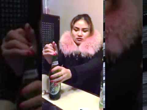 Девушка пьёт пиво залпом